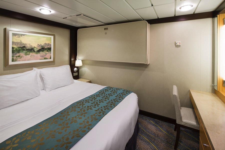 RCI, Oasis, AquaTheaterSuite Guestroom.jpg